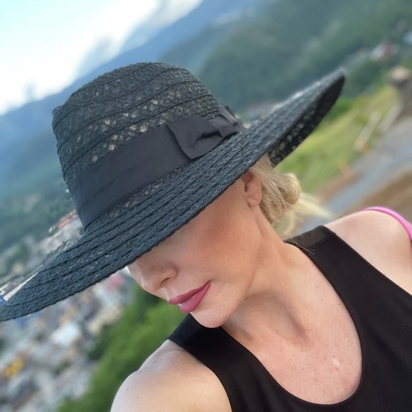 Meet your Posher, Wendy - Picture 3 of 5